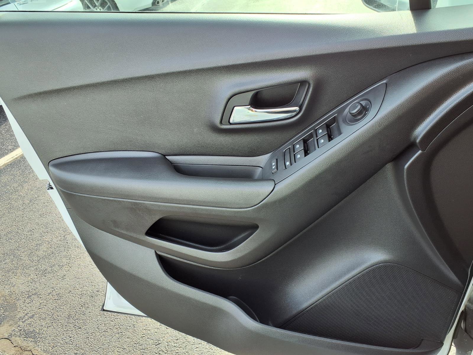 Used 2020 Chevrolet Trax LT w/ LT Convenience Package image 15