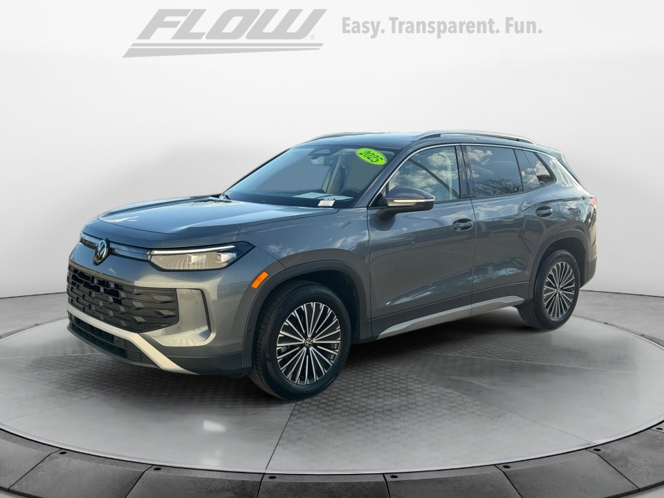 Used 2025 Volkswagen Tiguan S w/ 18" Wheel Package image 4