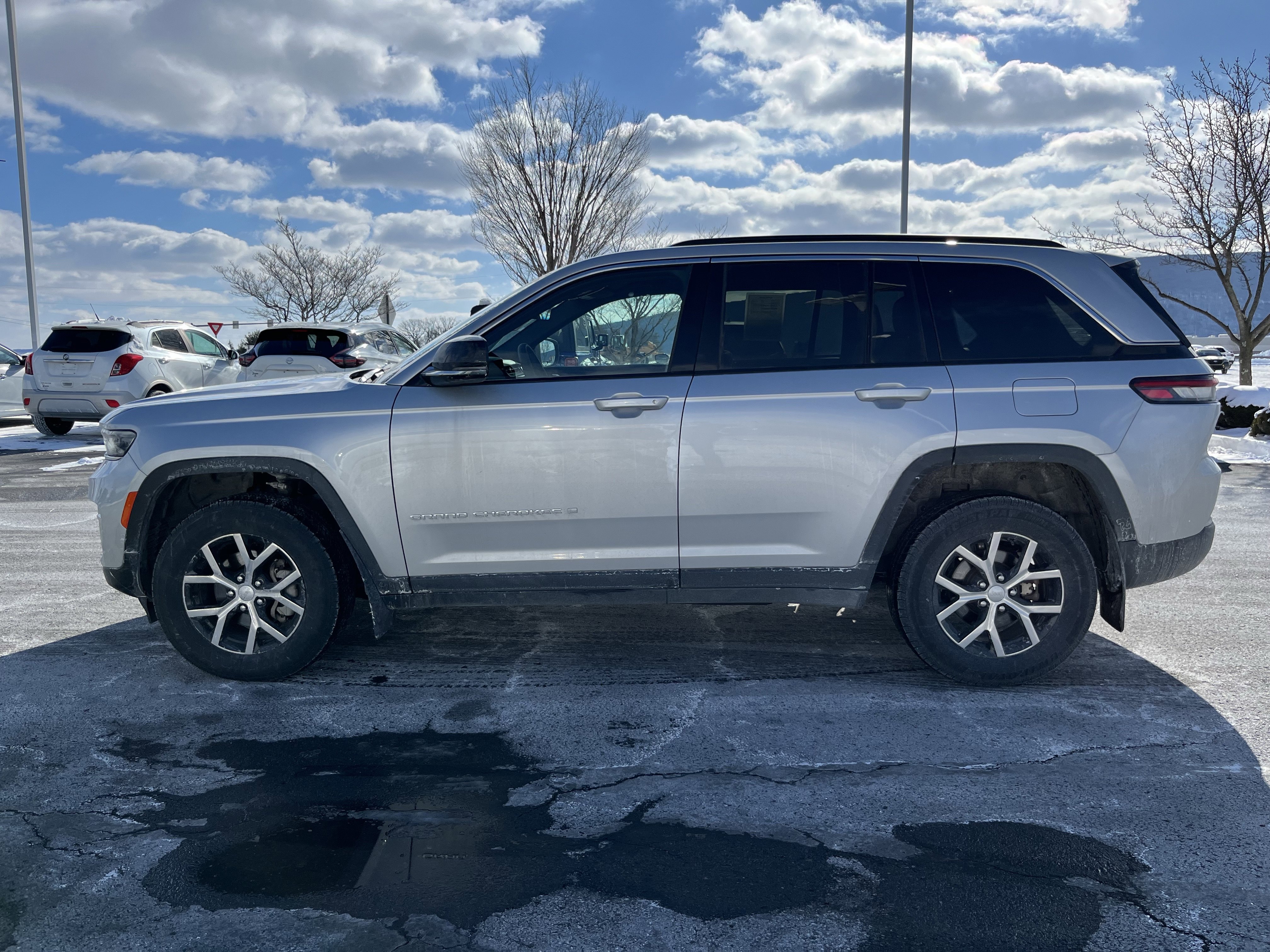 Used 2025 Jeep Grand Cherokee Limited image 3