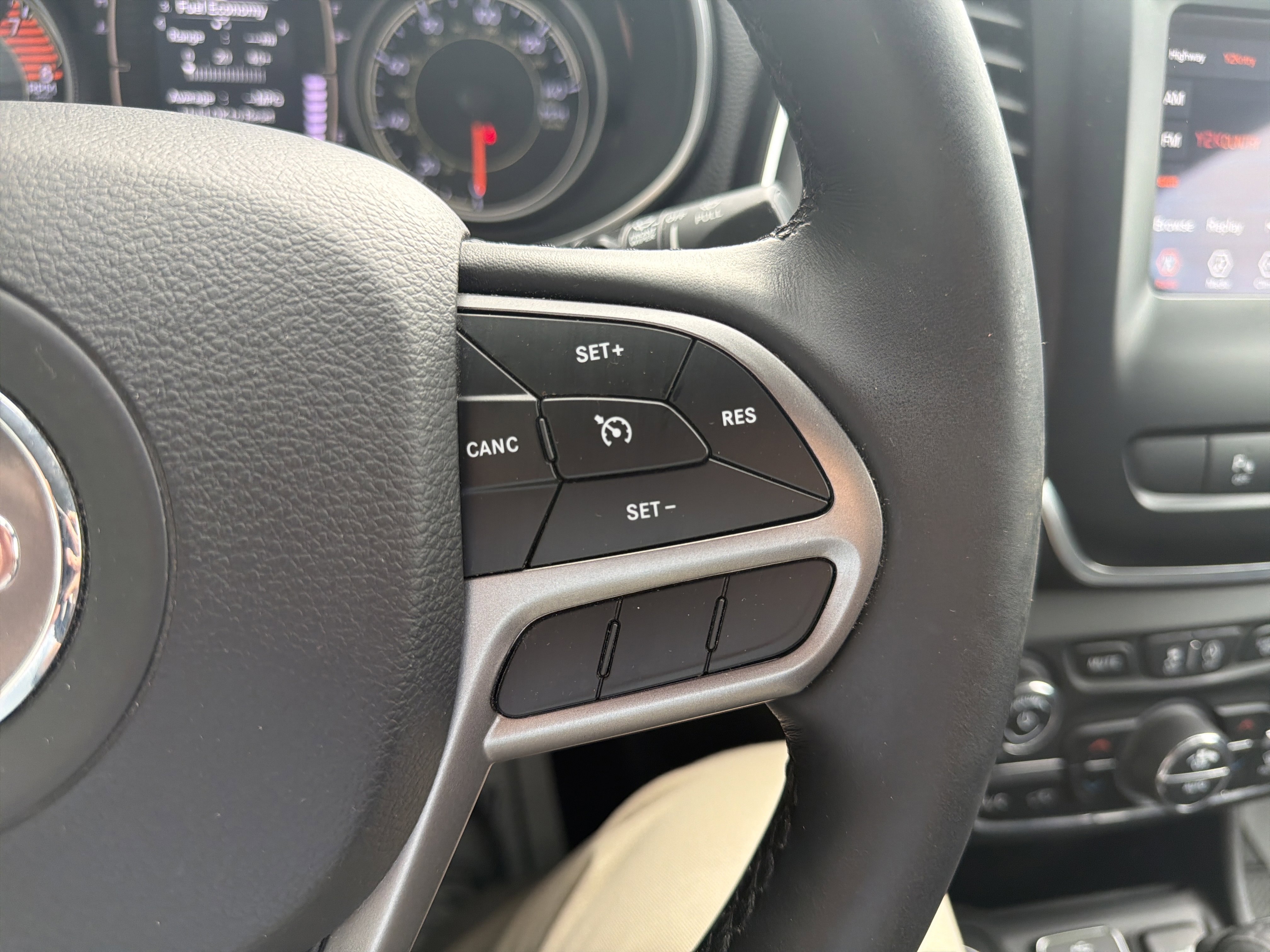 Used 2019 Jeep Cherokee Latitude Plus w/ Comfort/Convenience Group AWD/4WD image 25