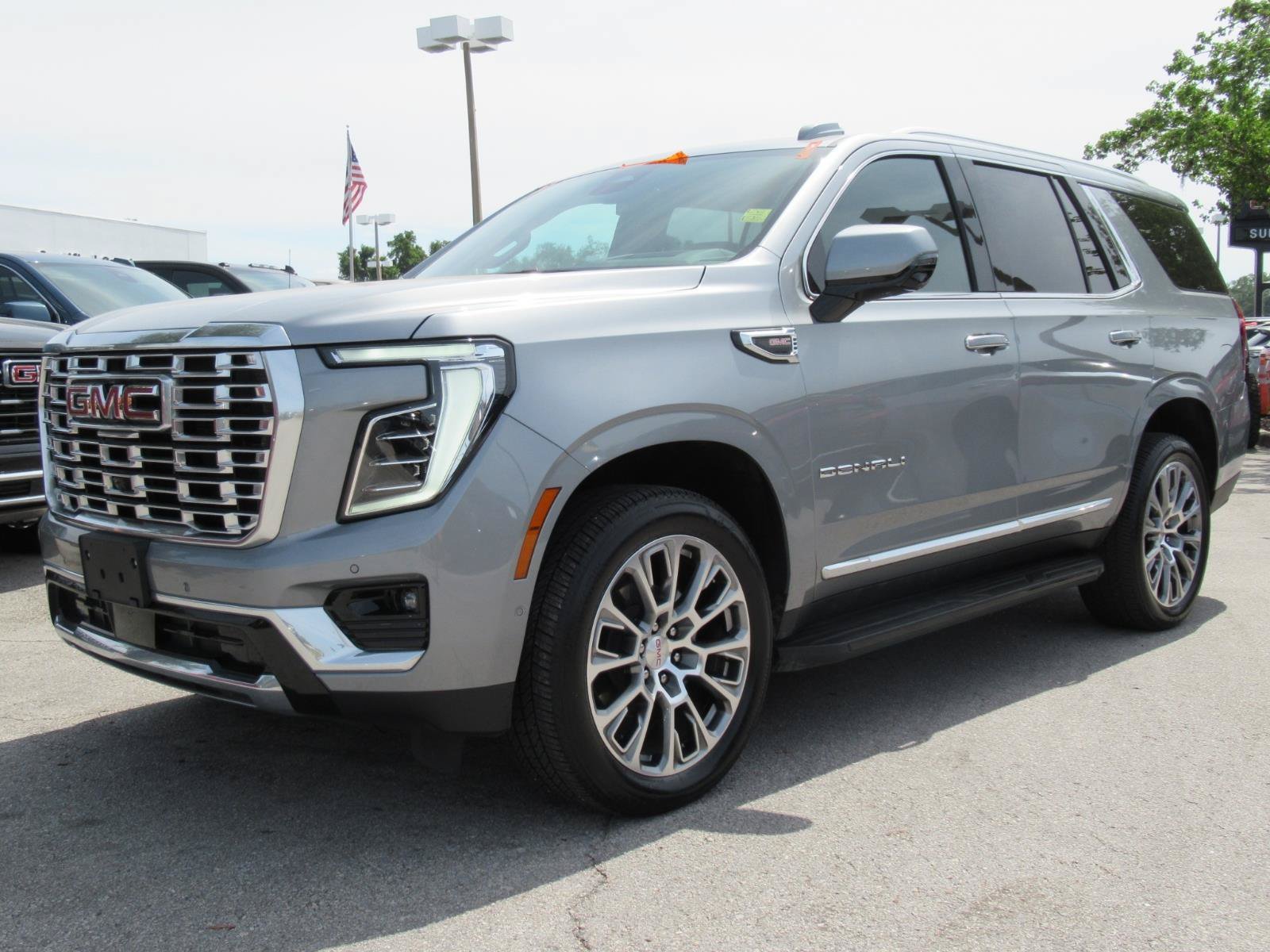 Used 2025 GMC Yukon Denali AWD/4WD image 3