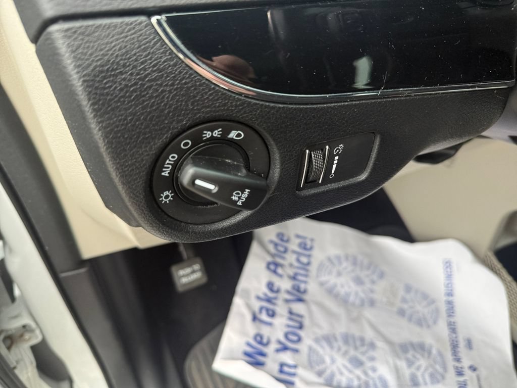 Used 2019 Dodge Grand Caravan SXT FWD image 17