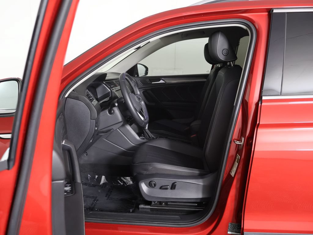 Used 2023 Volkswagen Tiguan SE w/ Panoramic Sunroof Package FWD image 31