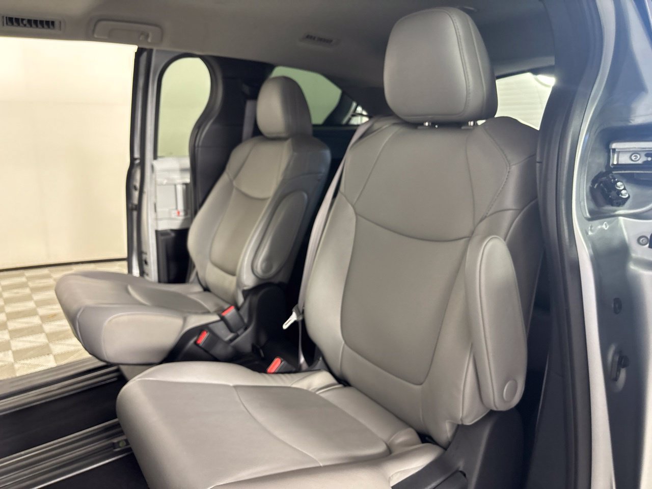 Used 2025 Toyota Sienna XLE FWD image 22