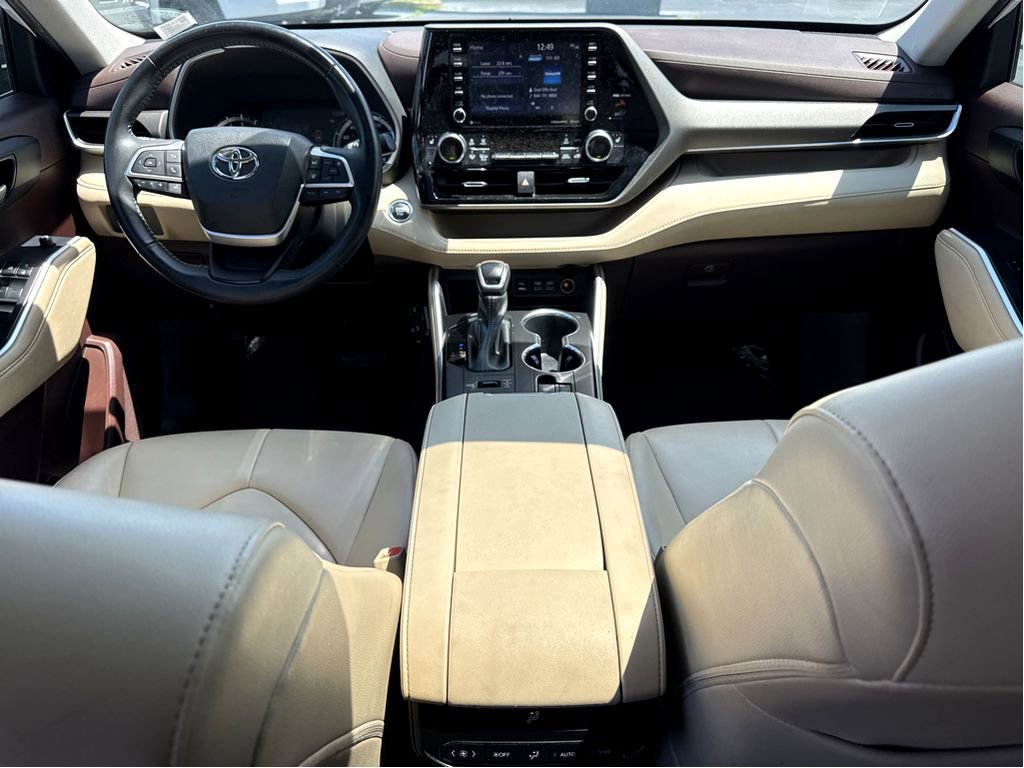 Used 2022 Toyota Highlander XLE AWD/4WD image 14