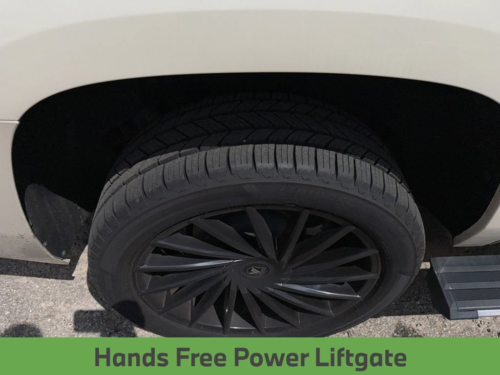 Used 2015 Chevrolet Suburban LTZ RWD image 14