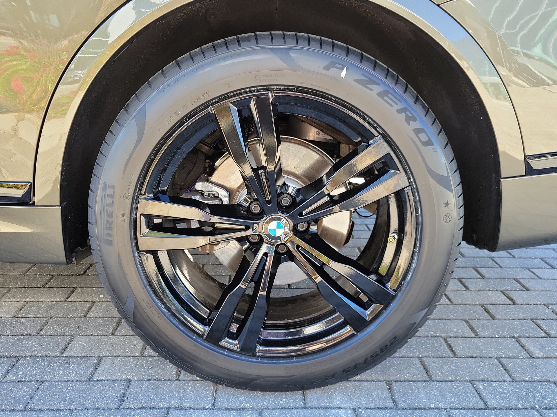 Used 2024 BMW X7 xDrive40i w/ M Sport Package AWD/4WD image 9