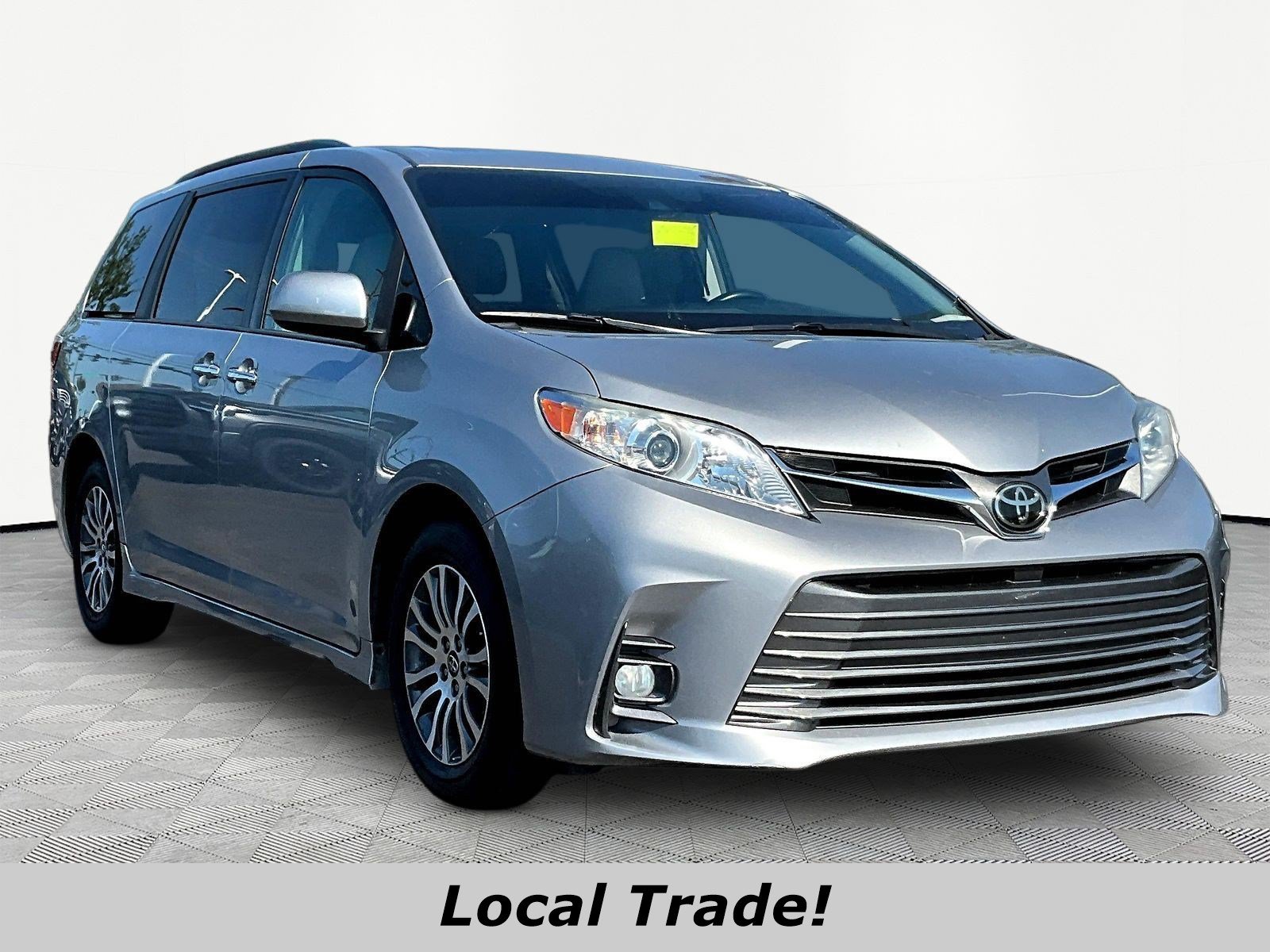 Used 2018 Toyota Sienna XLE Premium FWD image 3