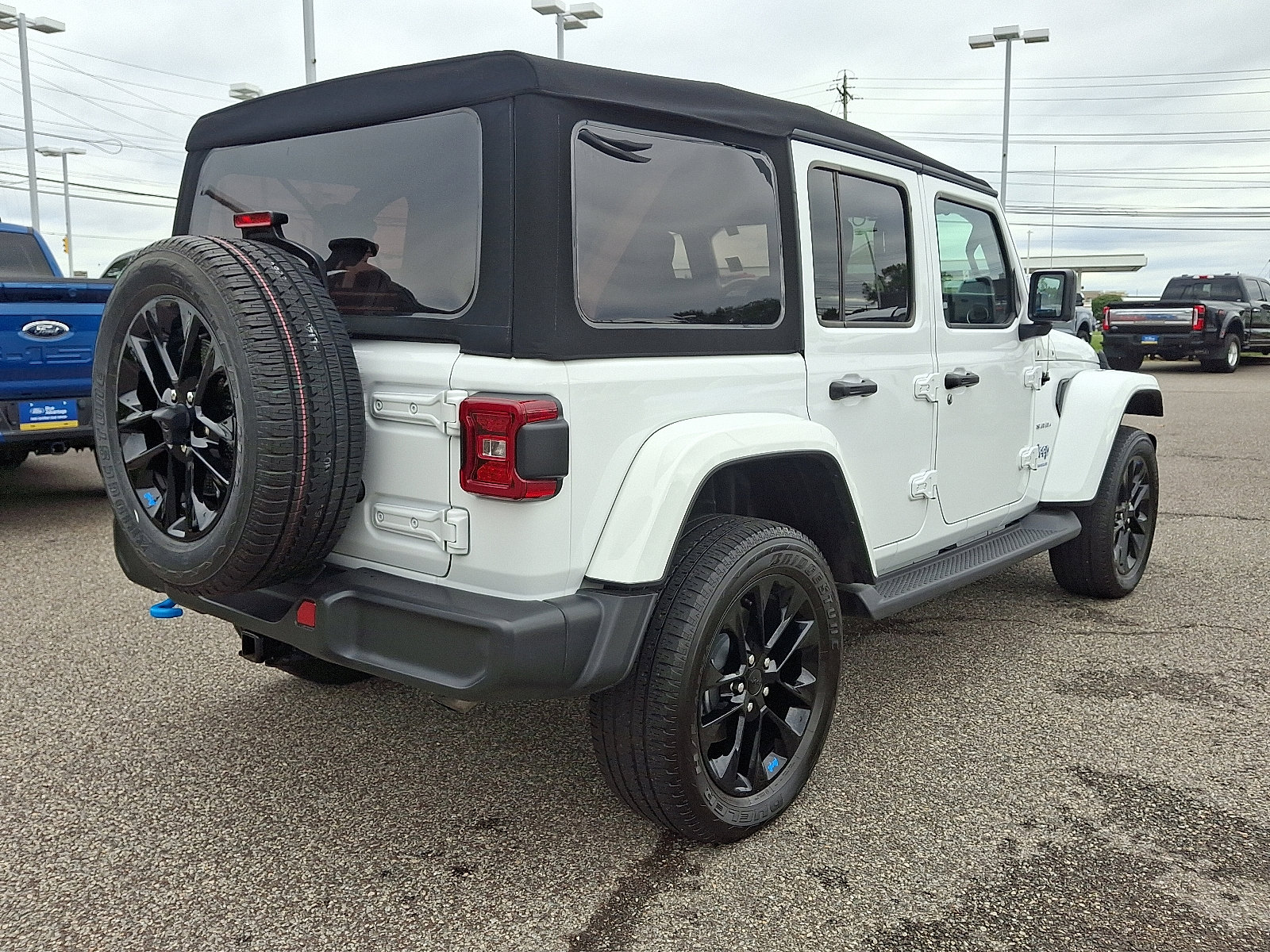 Used 2023 Jeep Wrangler Sahara w/ Cold Weather Group image 10