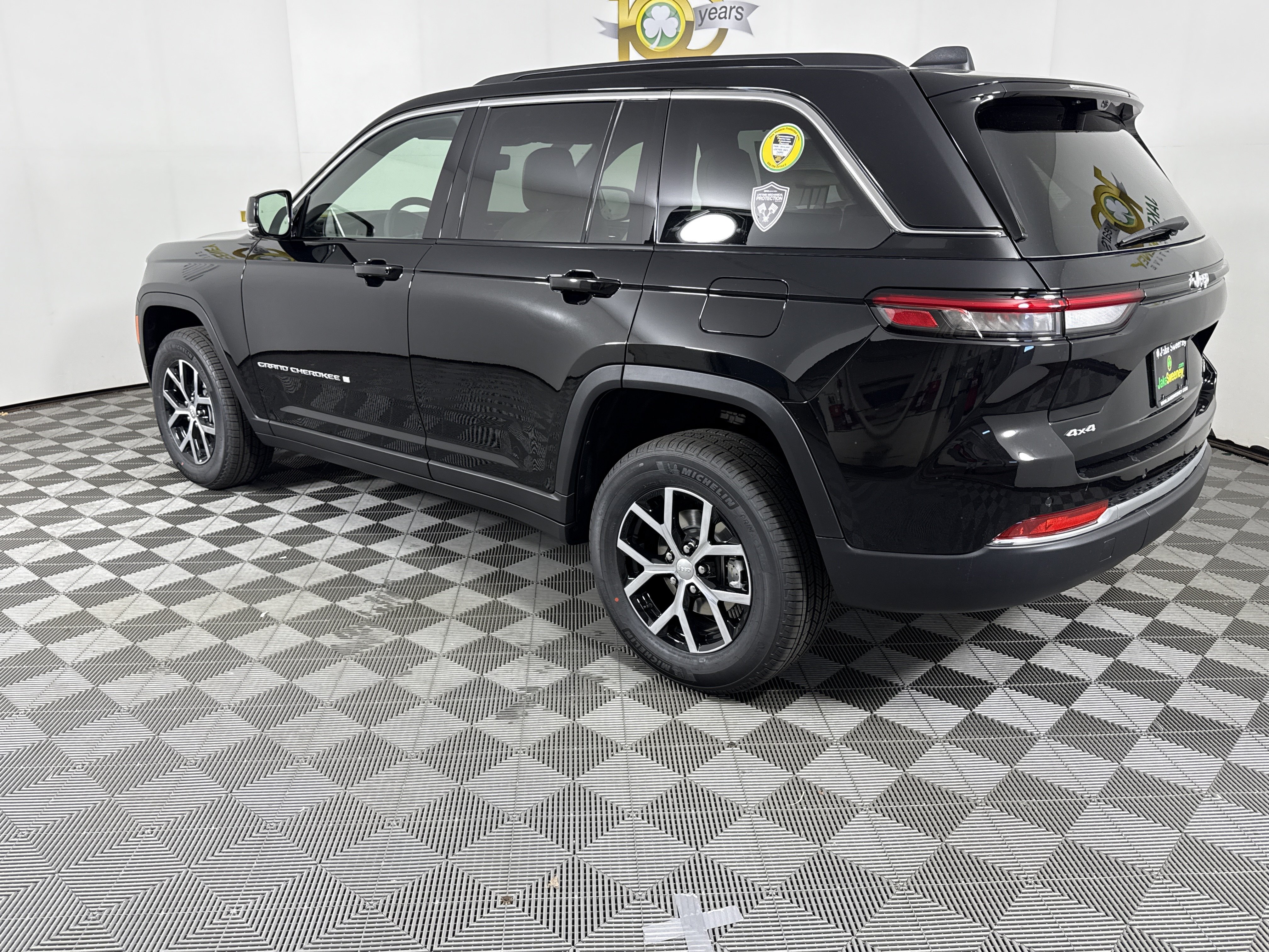 New 2025 Jeep Grand Cherokee Limited w/ Luxury Tech Group II AWD/4WD image 6