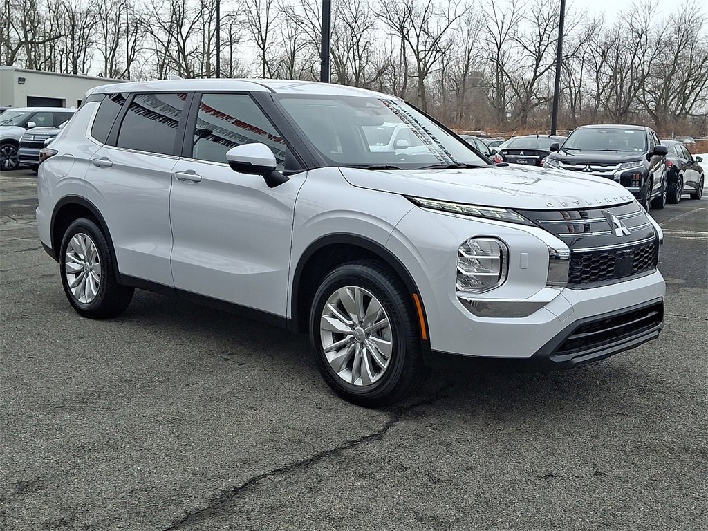 New 2026 Mitsubishi Outlander ES image 2