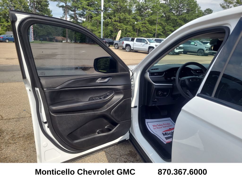 Used 2023 Jeep Grand Cherokee Laredo w/ Luxury Tech Group I AWD/4WD image 12