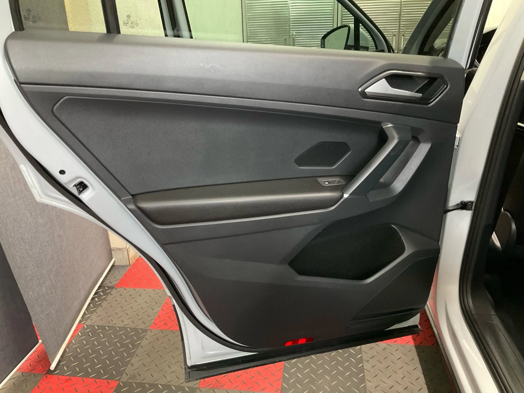 Used 2018 Volkswagen Tiguan SE w/ Panoramic Sunroof Package image 12