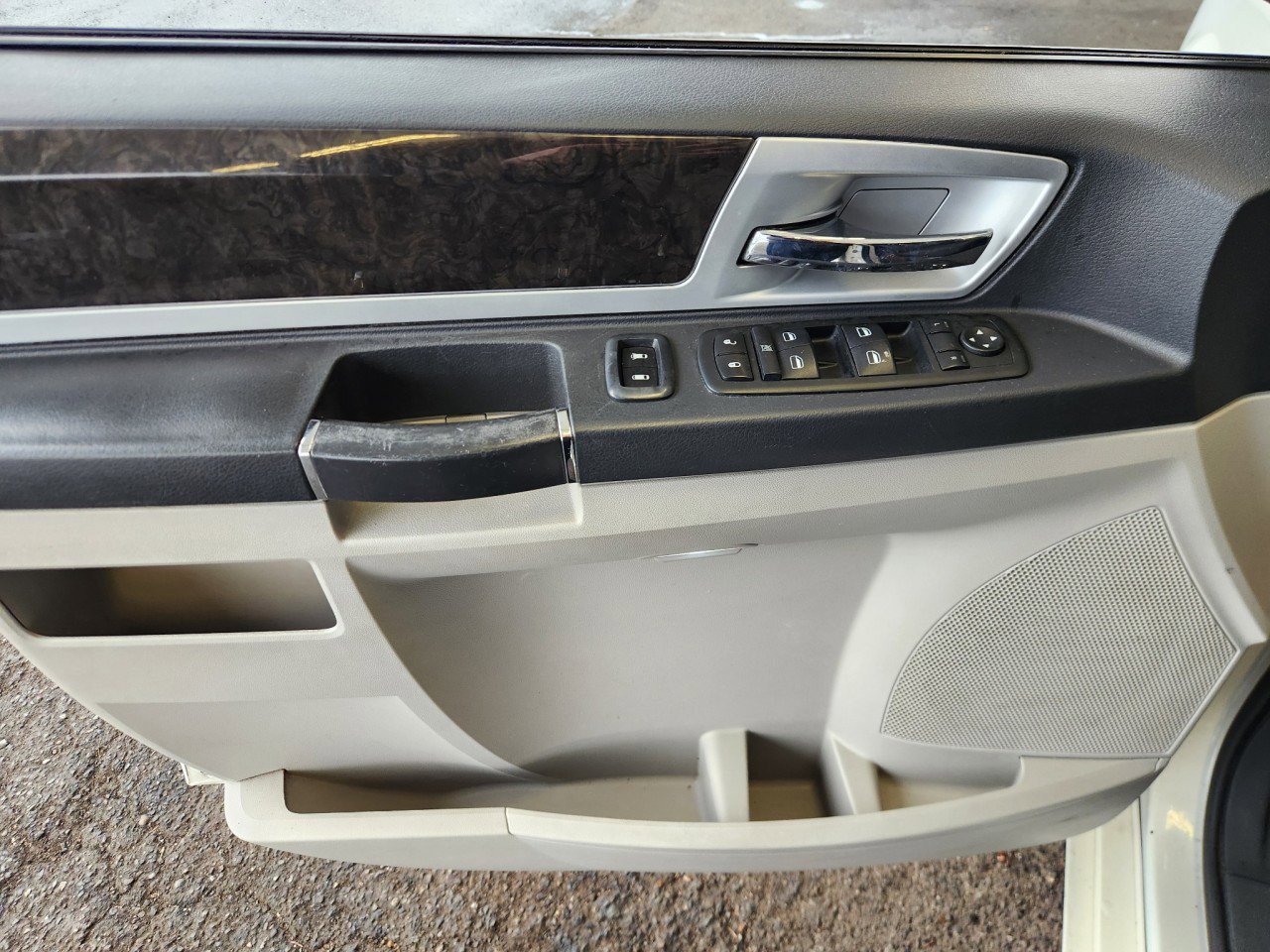 Used 2010 Dodge Grand Caravan SXT image 12