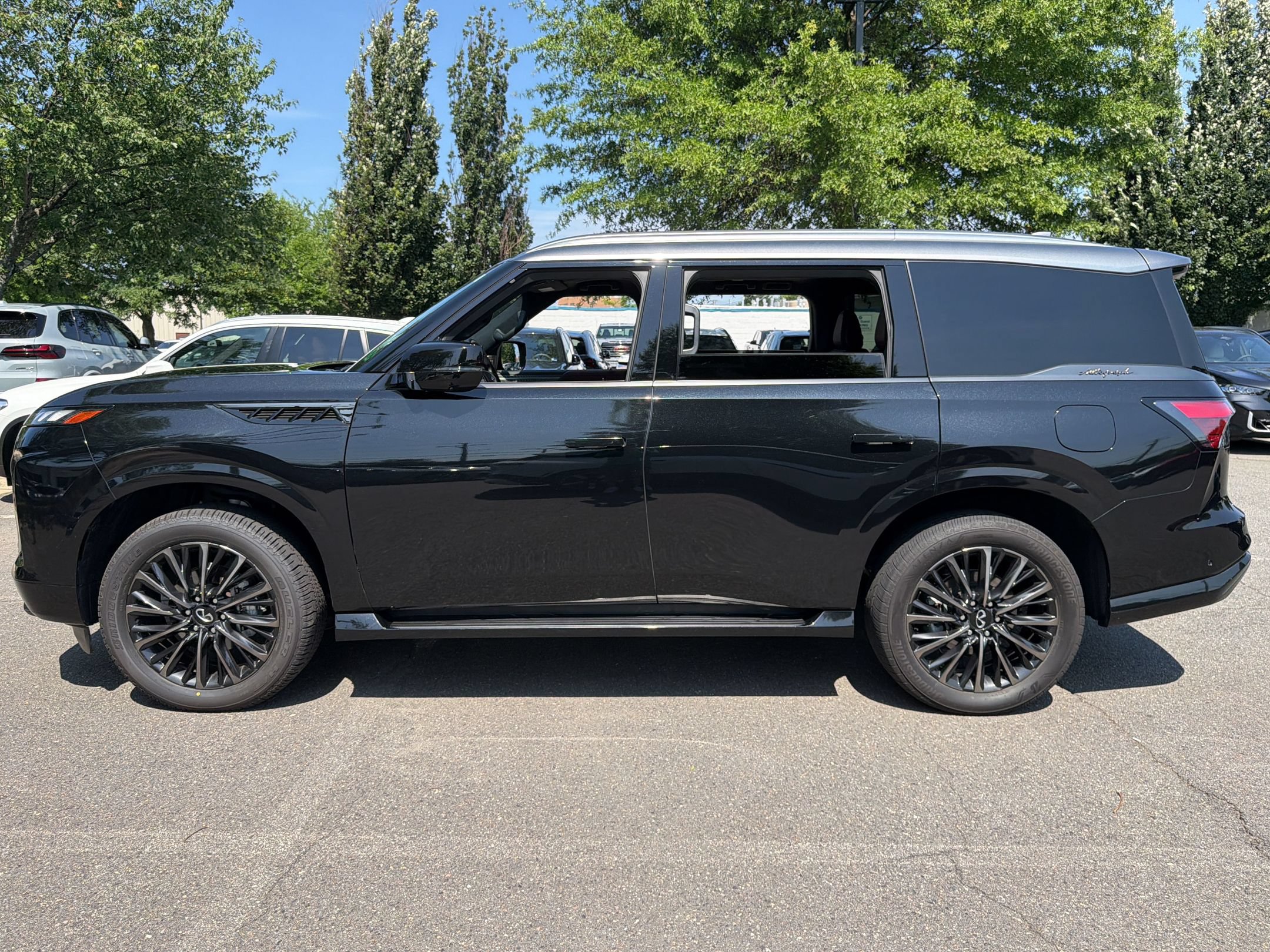 Used 2025 INFINITI QX80 Autograph AWD/4WD image 2