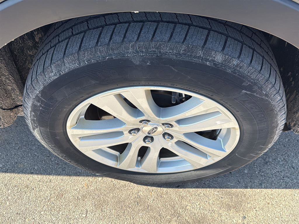 Used 2018 Ford Explorer XLT image 2