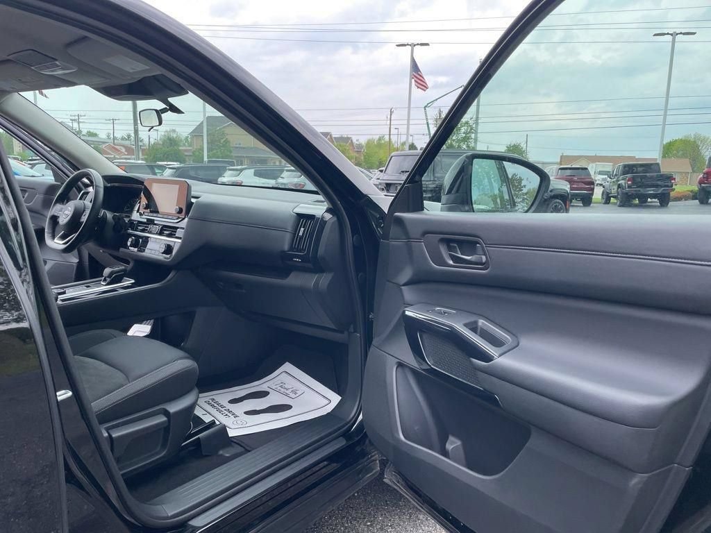 Used 2025 Nissan Pathfinder SV AWD/4WD image 38