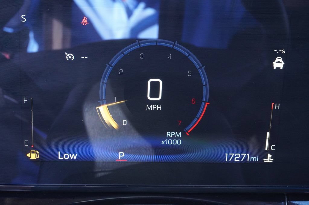 Used 2025 Chevrolet Trax RS w/ Sunroof Package FWD image 21