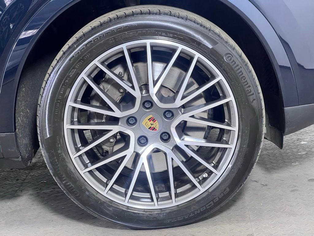 Certified 2023 Porsche Cayenne Platinum Edition image 13