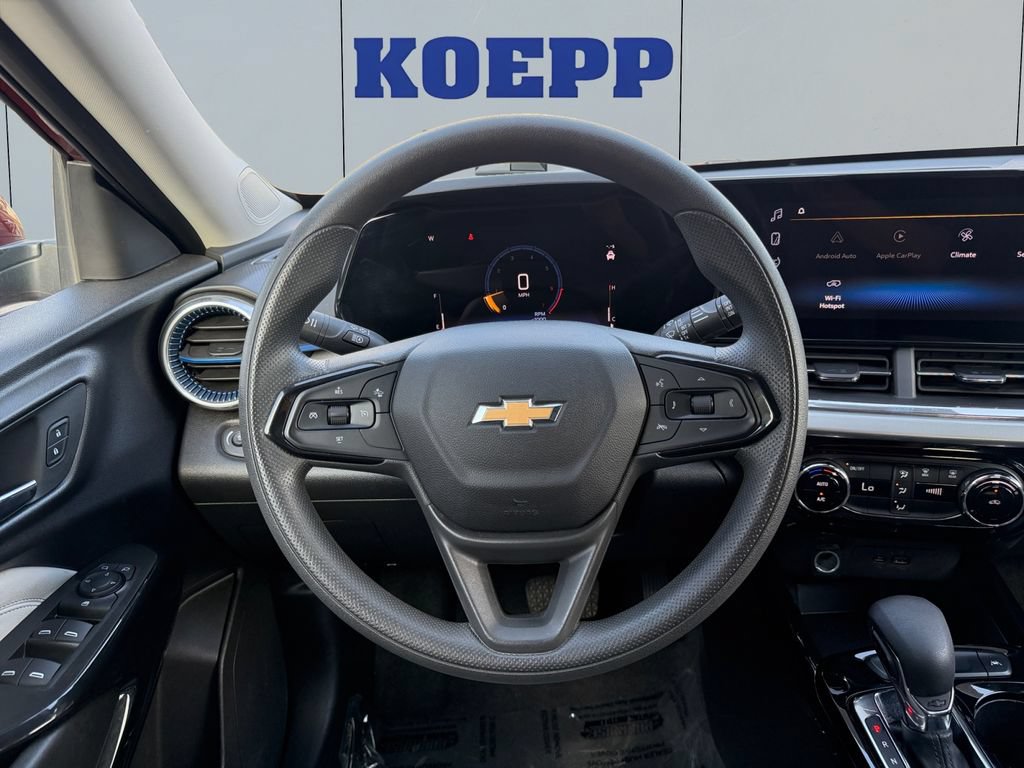 Used 2025 Chevrolet Trax LT FWD image 13