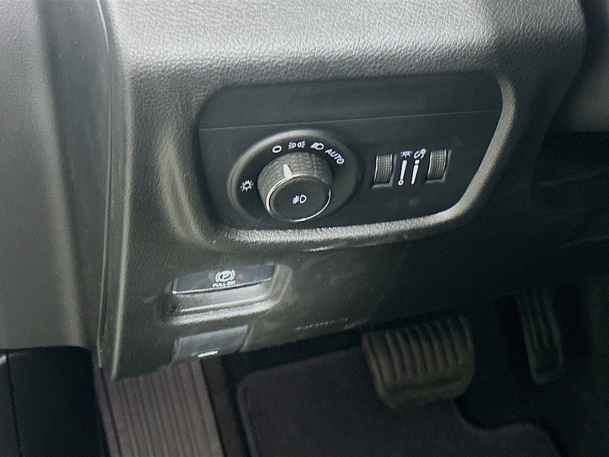 Used 2023 Jeep Grand Cherokee Limited w/ Black Appearance Package RWD image 17