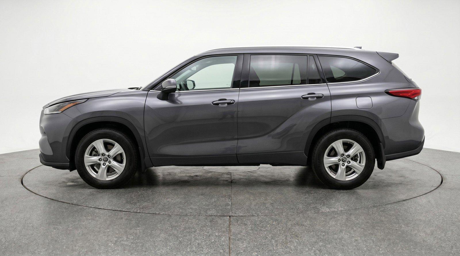 Used 2025 Toyota Highlander LE FWD image 5