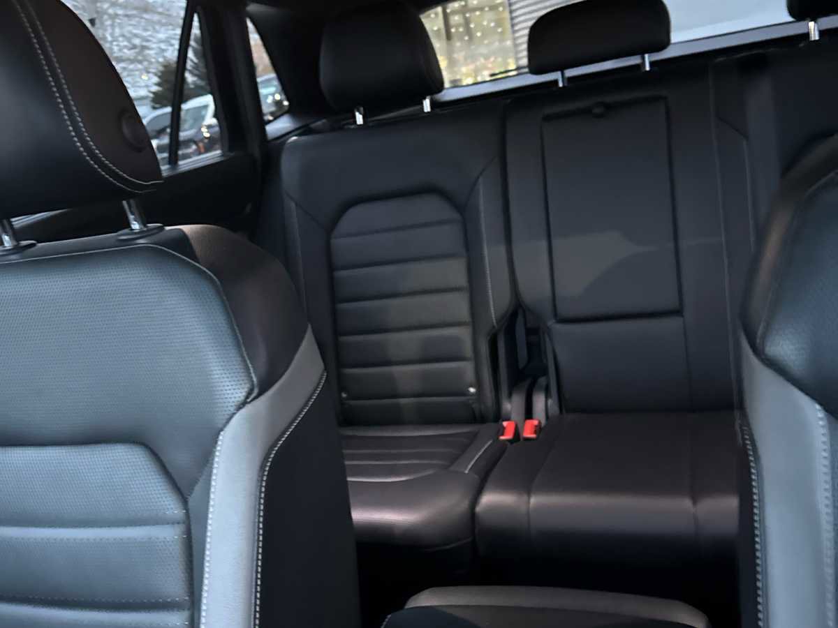 Used 2021 Volkswagen Atlas Cross Sport SEL Premium w/ Luggage Net & Mats Package image 15