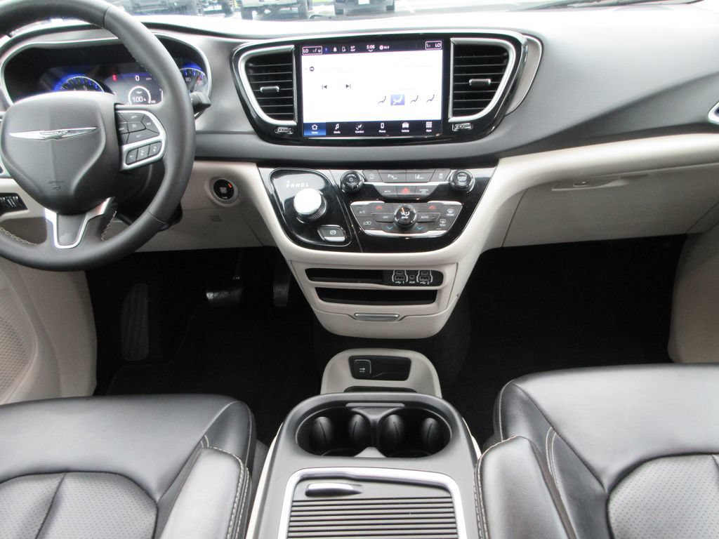 Used 2023 Chrysler Pacifica Touring-L FWD image 15