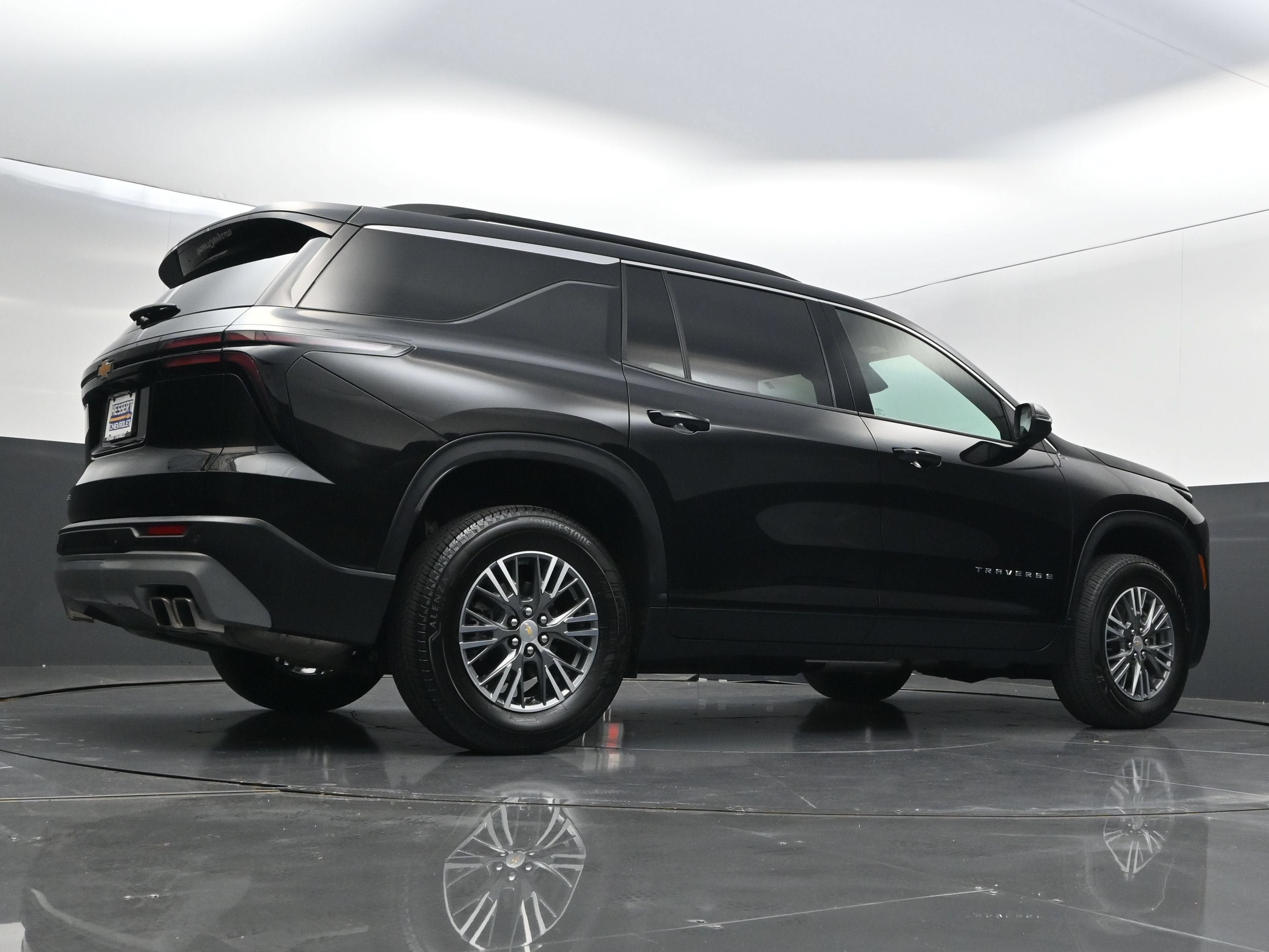 Certified 2025 Chevrolet Traverse LT FWD image 45
