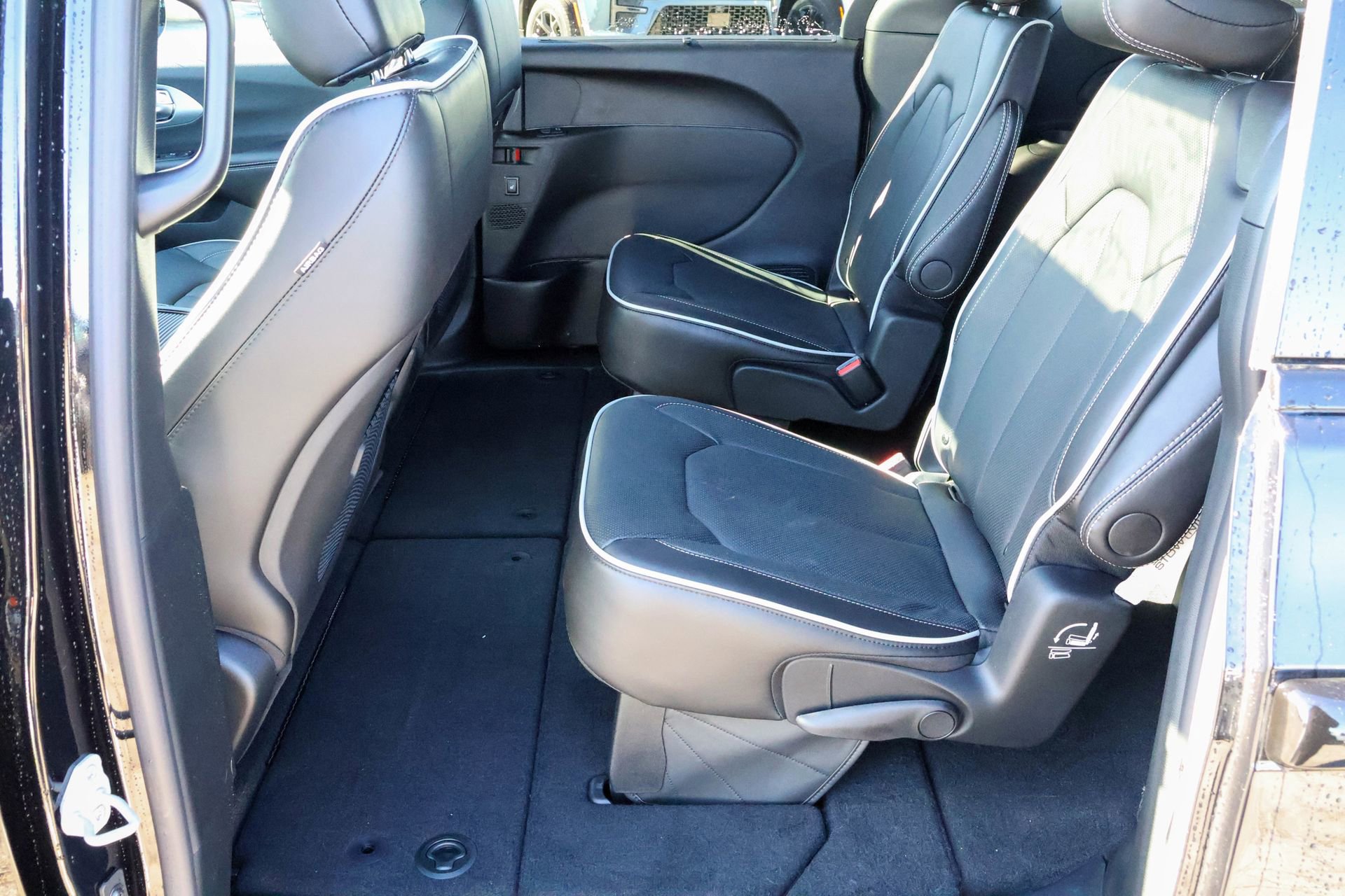 New 2026 Chrysler Pacifica Limited w/ S Appearance Package AWD/4WD image 17