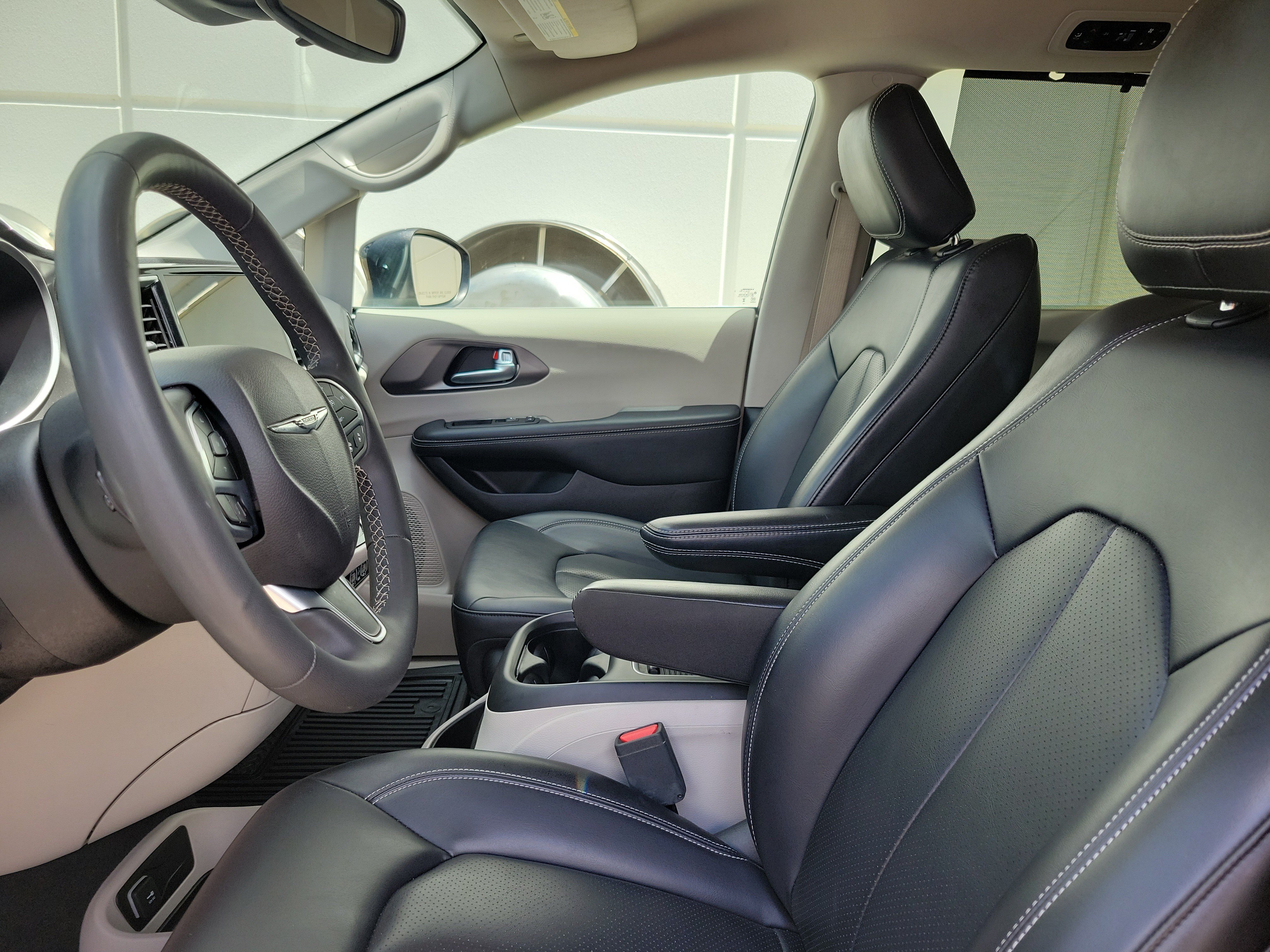 Used 2023 Chrysler Pacifica Touring-L FWD image 25