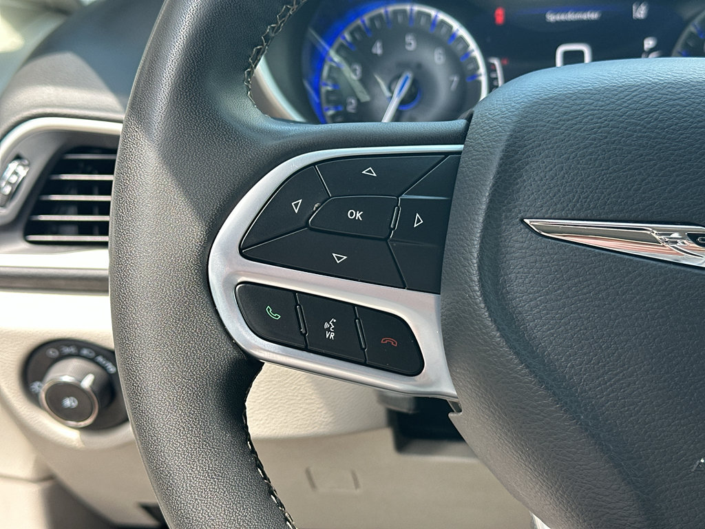 Used 2024 Chrysler Pacifica Touring-L FWD image 15