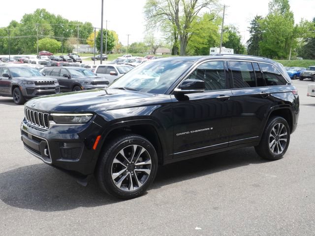 Used 2022 Jeep Grand Cherokee Overland w/ Luxury Tech Group IV AWD/4WD image 10