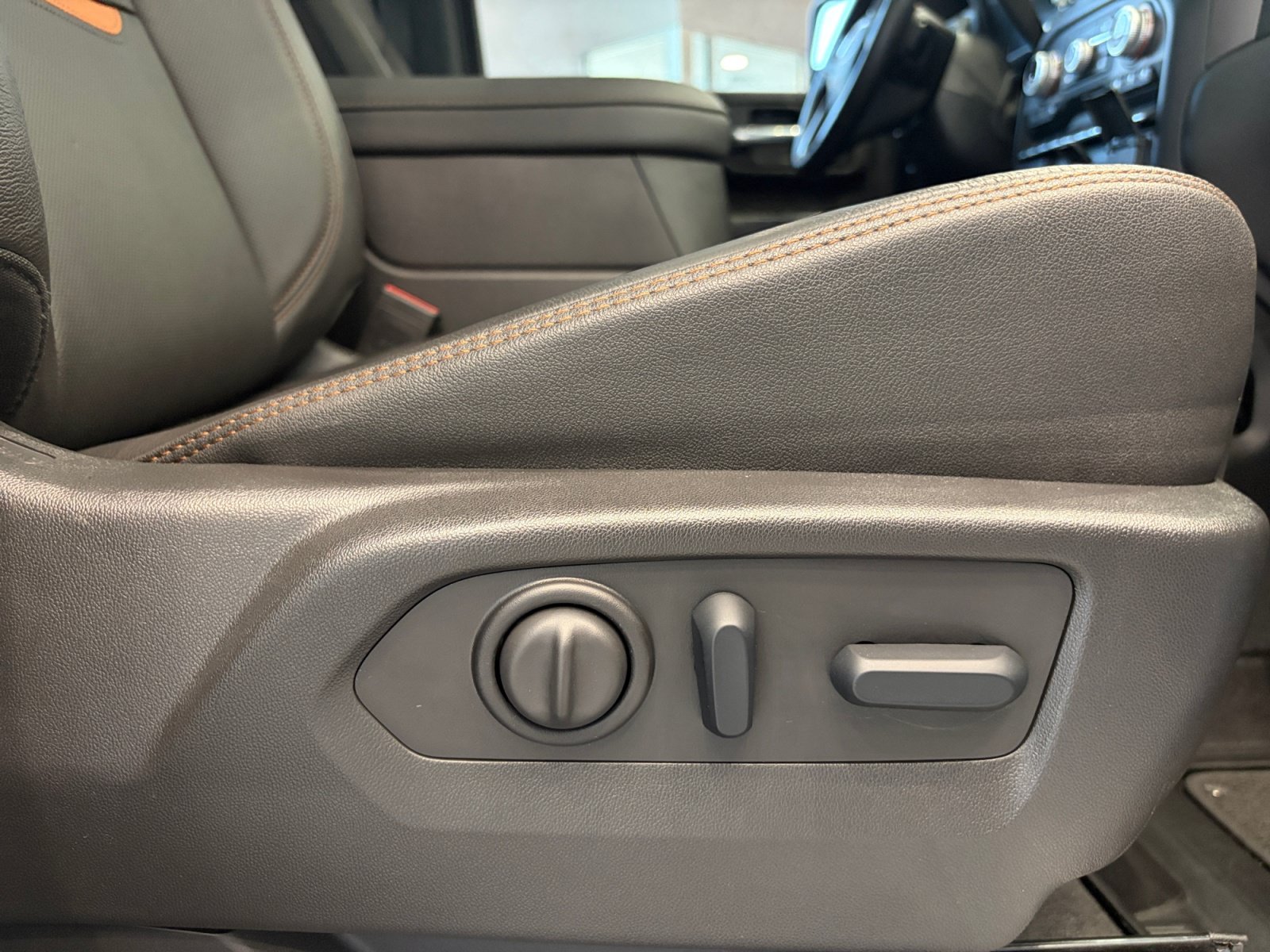 Used 2022 GMC Sierra 2500 AT4 w/ AT4 Premium Plus Package AWD/4WD image 32