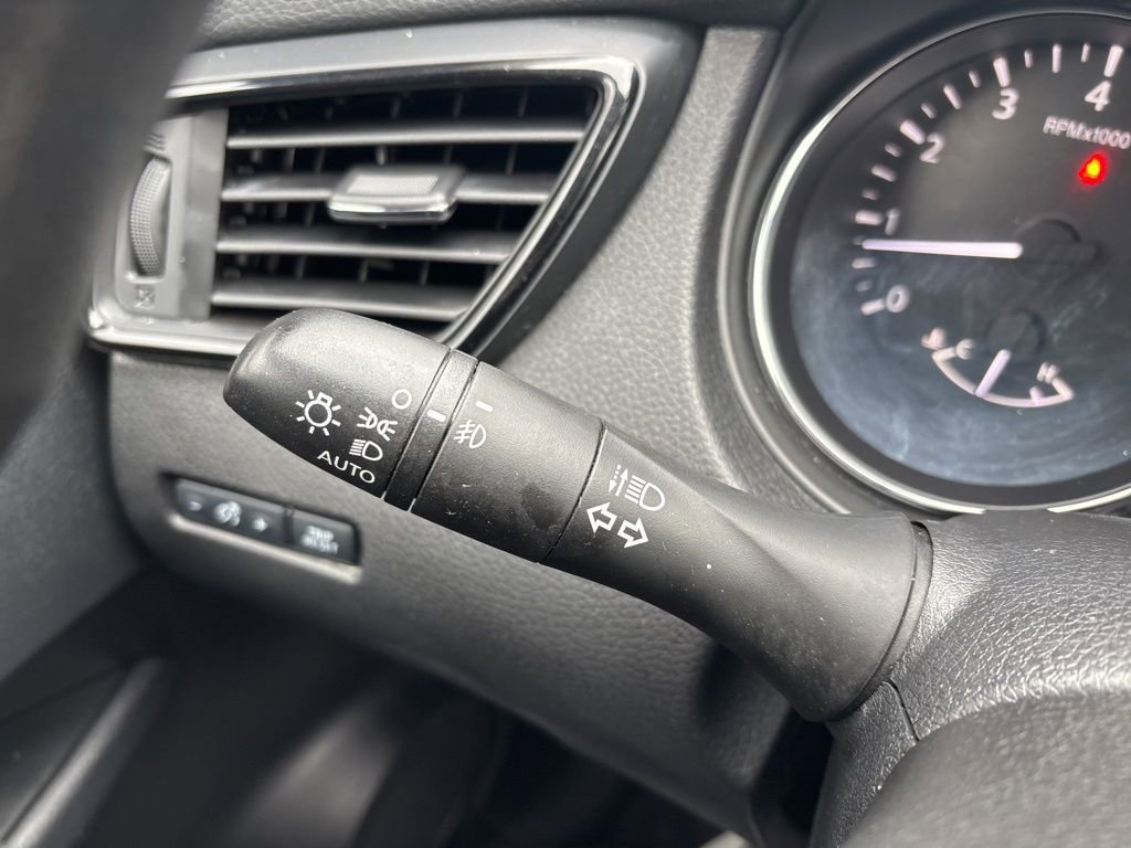 Used 2020 Nissan Rogue SV image 22