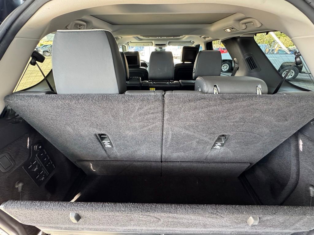 Used 2020 Land Rover Discovery HSE image 10