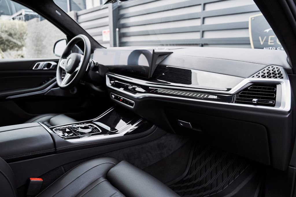 Used 2026 BMW X7 M60i image 43