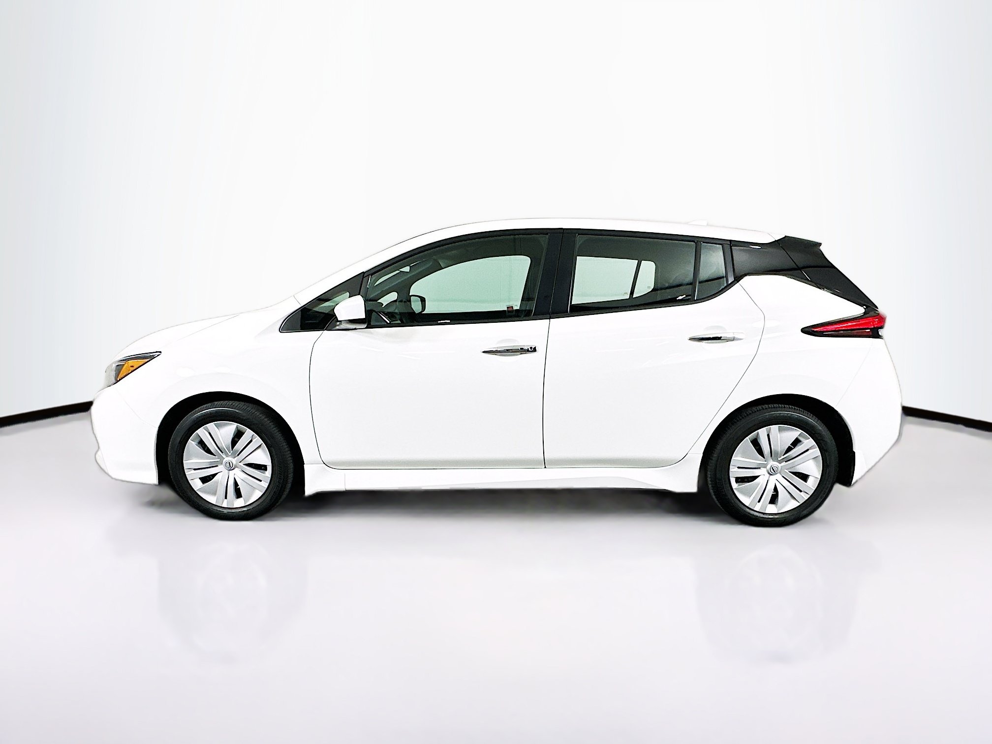 Used 2025 Nissan Leaf S FWD image 4