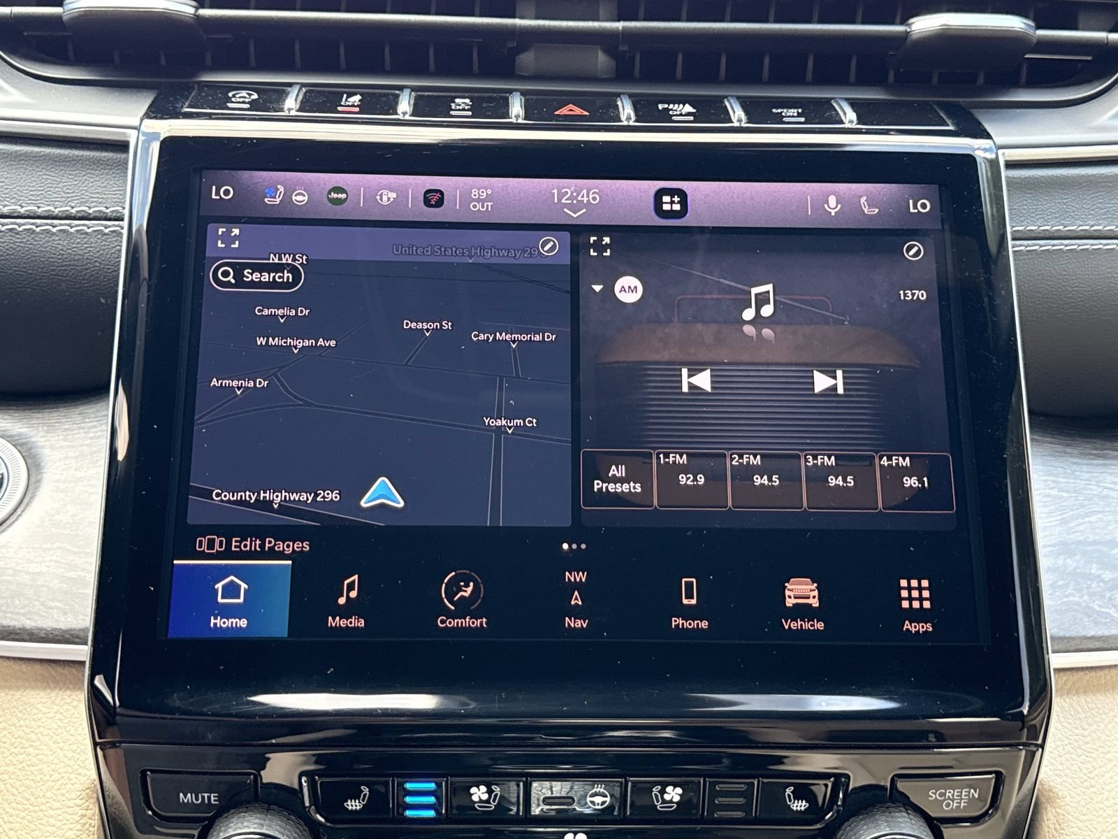 Used 2023 Jeep Grand Cherokee Limited w/ Luxury Tech Group II RWD image 28