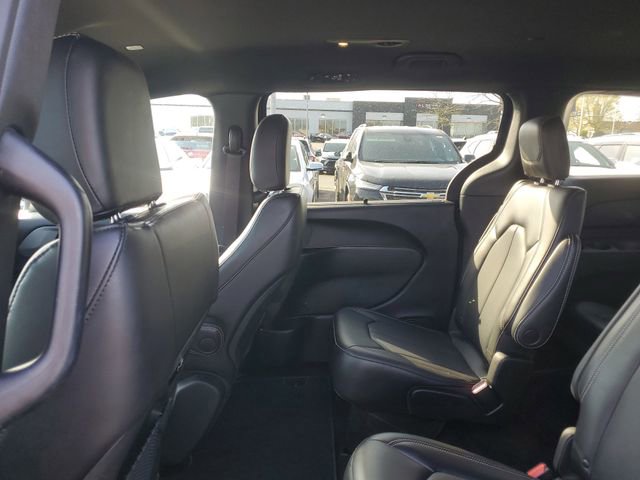 Used 2023 Chrysler Pacifica Touring-L w/ S Appearance Package AWD/4WD image 10
