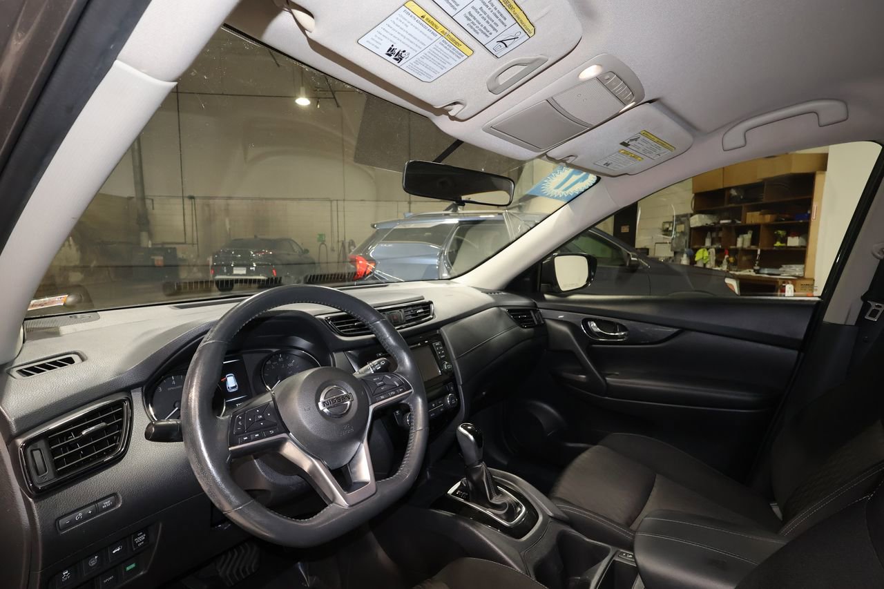 Used 2017 Nissan Rogue SV w/ SV Premium Package image 9
