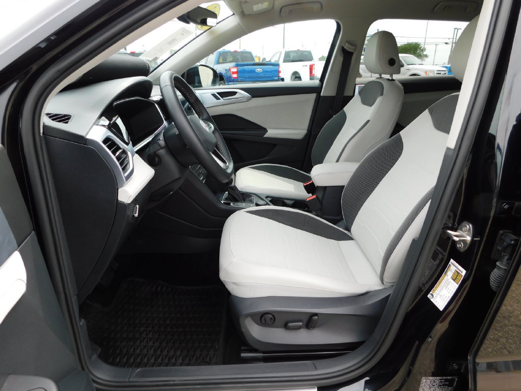 Used 2025 Volkswagen Taos SE AWD/4WD image 12