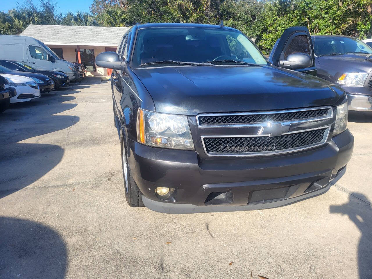 Used 2012 Chevrolet Suburban LT RWD image 3