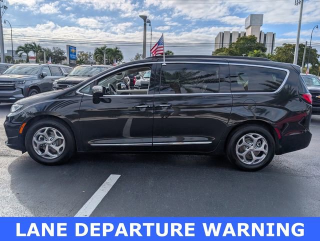 Used 2023 Chrysler Pacifica Limited image 4