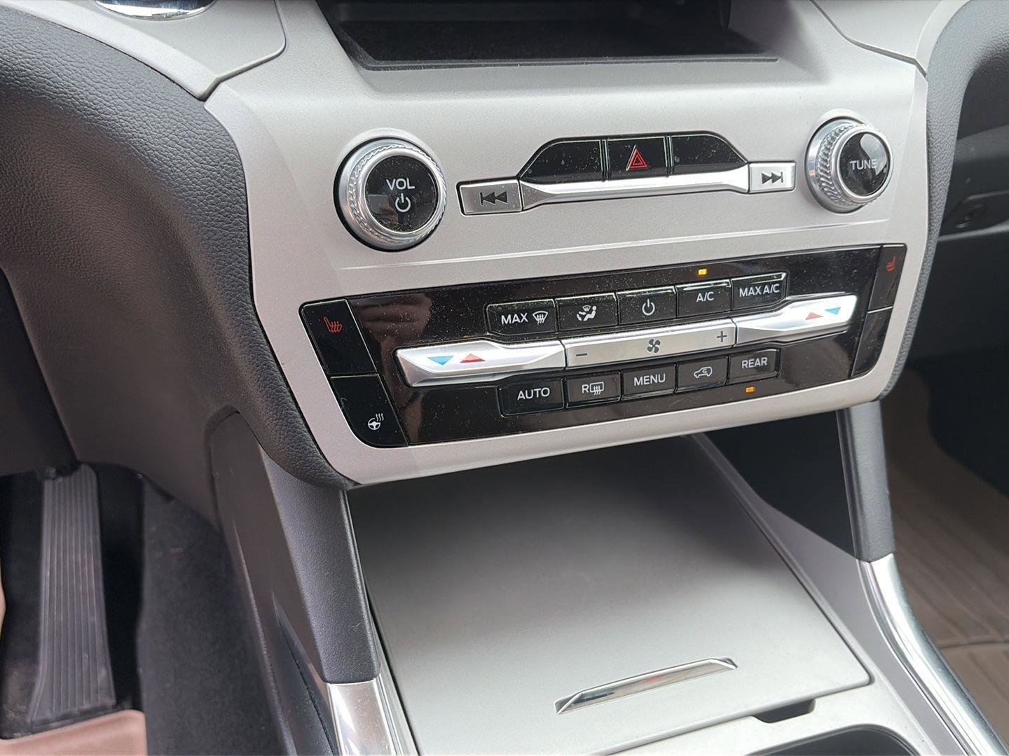 Used 2023 Ford Explorer XLT w/ Equipment Group 202A image 14