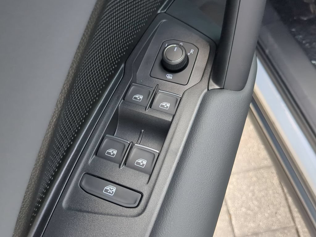 New 2026 Volkswagen Tiguan SE R-Line FWD image 18