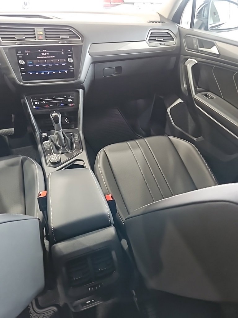 Used 2024 Volkswagen Tiguan SE image 24