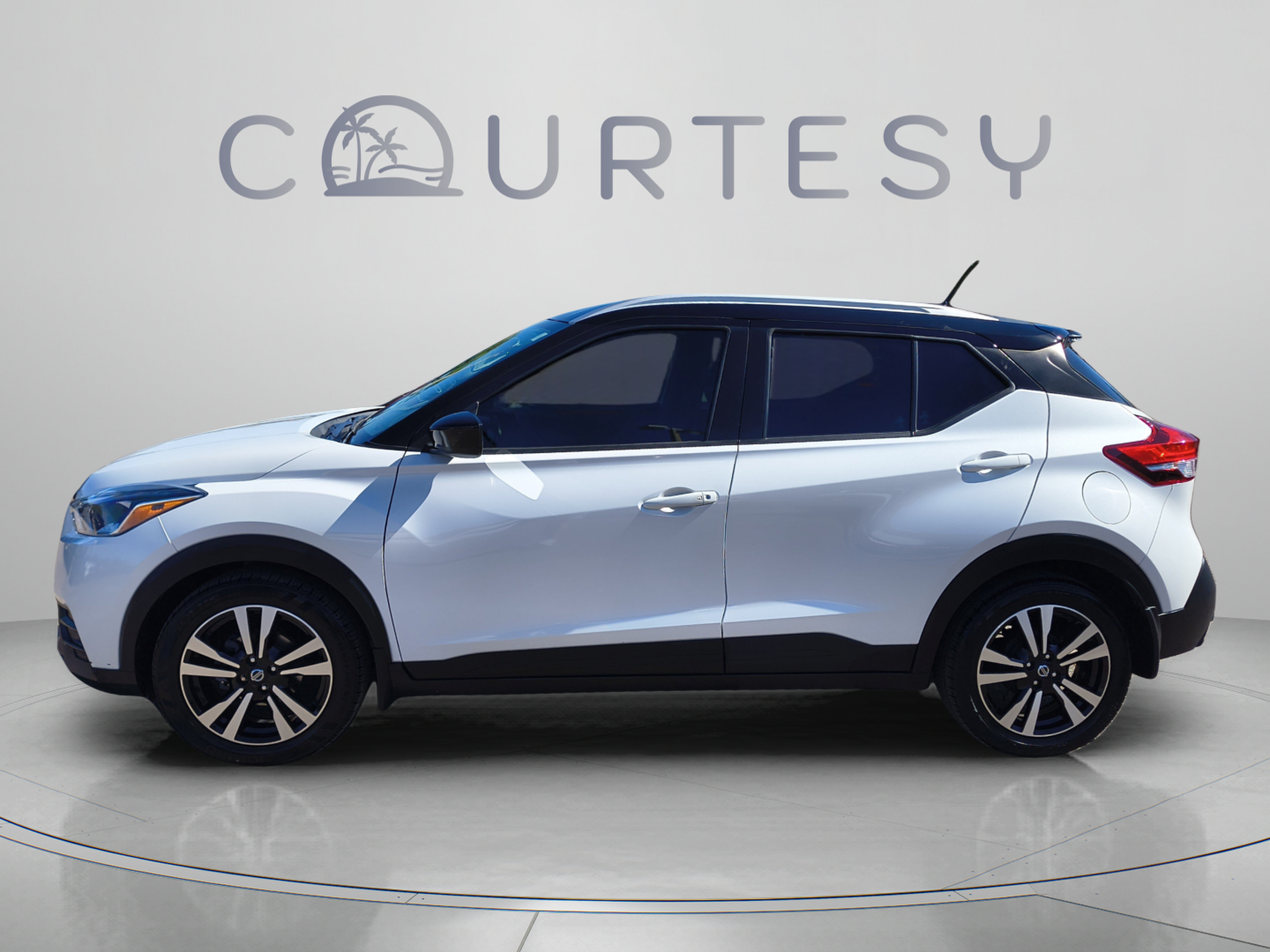 Certified 2019 Nissan Kicks SV FWD image 2