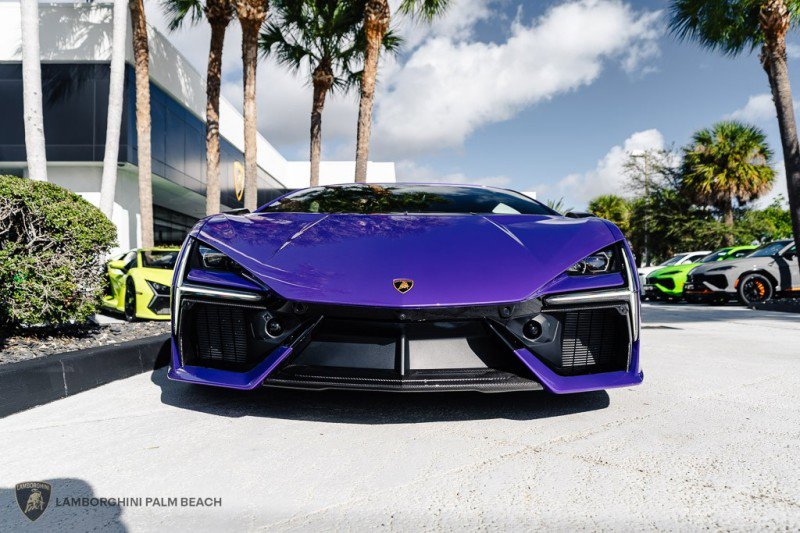 Used 2024 Lamborghini Revuelto image 10