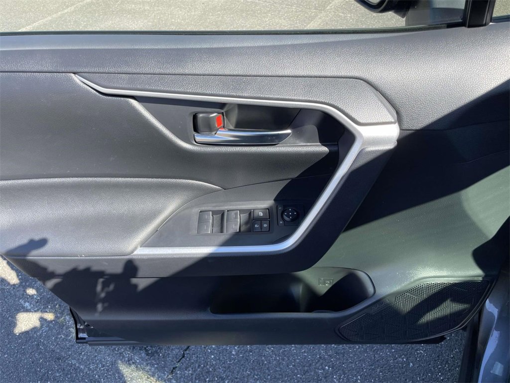 Used 2023 Toyota RAV4 SE image 16